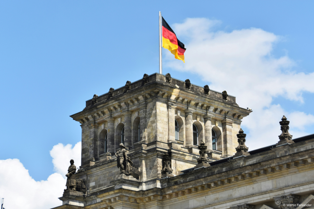 Bundestag mit Flagge